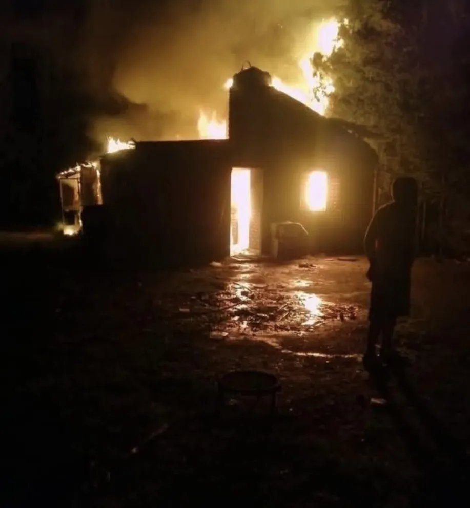 En minutos el fuego destruyó la vivienda ubicada sobre calle Colleti al 147. 