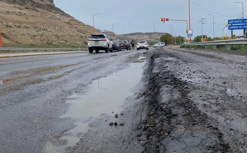 Las ondulaciones generan un riesgo constante de accidentes al circular en el ingreso oeste de Villa Regina. (Foto gentileza)