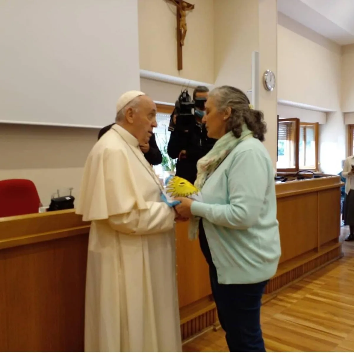Entendido, aquí tienes la frase ajustada: "Marisa describe en una palabra su encuentro con el Papa: cielo."