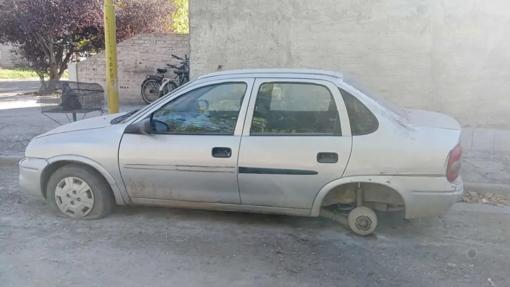 El robo de la rueda del Chevrolet Corsa ocurrió entre las 2 y las 8 horas del domingo. 