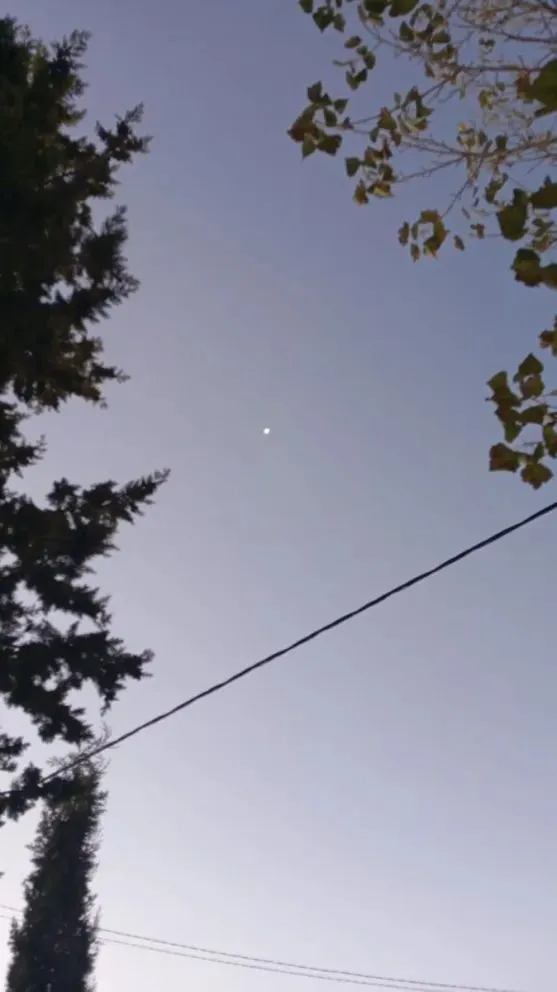 Distintos vecinos en diferentes ciudades captaron imágenes del extraño objeto en el cielo. (Foto gentileza)