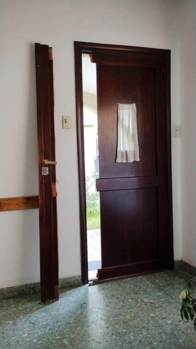 Para ingresar a la inmobiliaria rompieron la puerta principal.