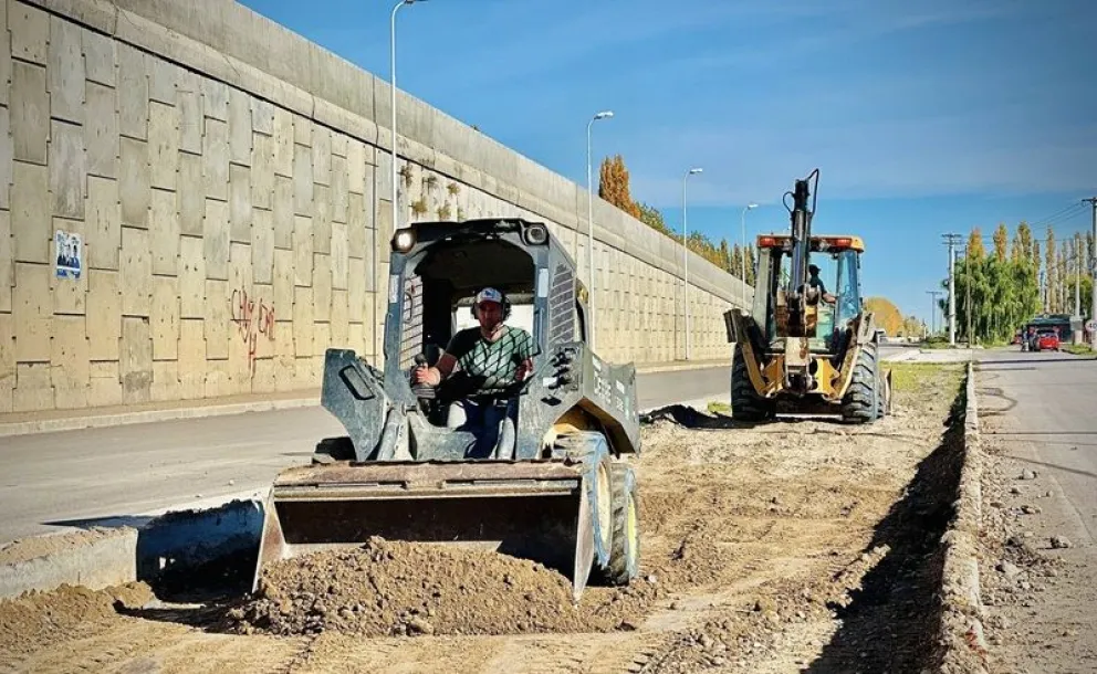 Esta semana comenzaron los trabajos para mejorar el bulevar existente entre la colectora y la calle Santiago del Estero. (Foto gentileza)