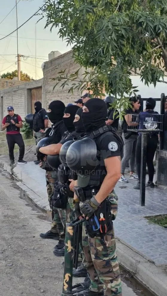 Horas después del homicidio, la policía aprehendió a los dos imputados por el hecho. (Foto archivo)
