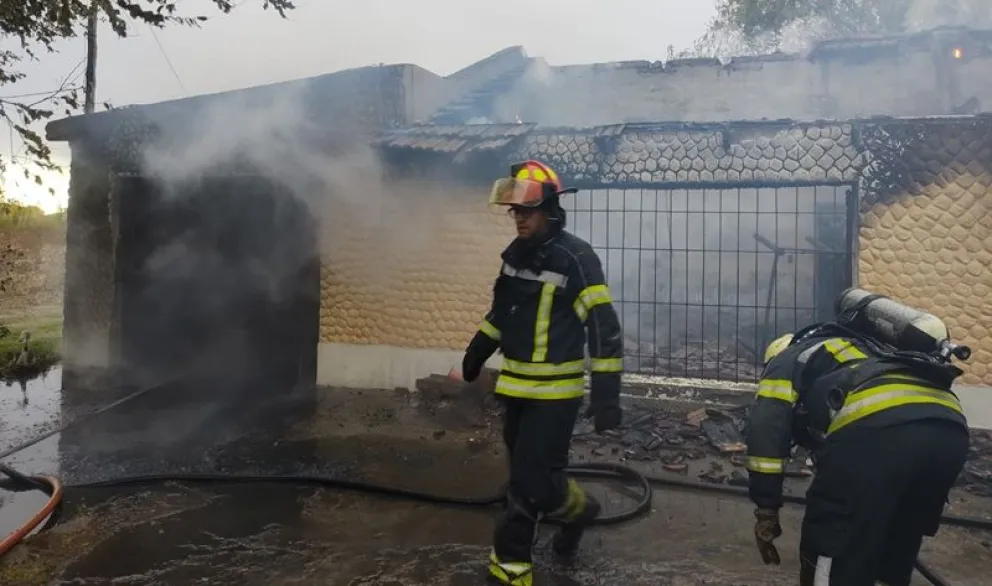 El fuego provocó la destrucción total en la vivienda de la zona rural de Chichinales. (Foto gentileza)