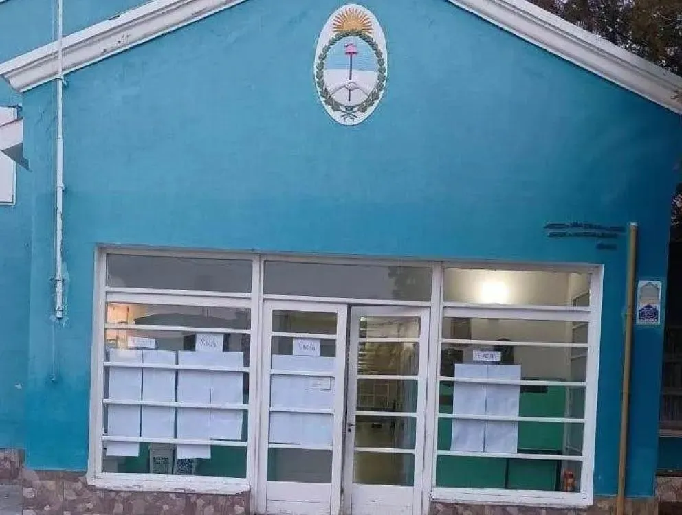 Escuela Primaria N° 4 de Maquinchao, donde se desarrollaron los comicios (foto gentileza).