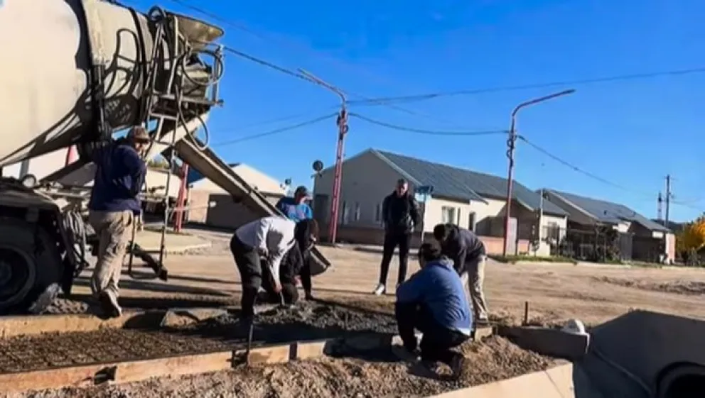 Esta semana se inició la construcción de veredas de hormigón en torno a un desagüe. (Foto gentileza)