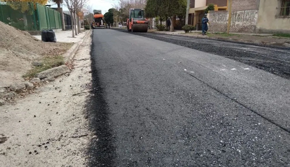 Avanzan las obras de asfaltado de la calle Avellaneda entre Varela y Yapeyú Sur. (Foto LCR)