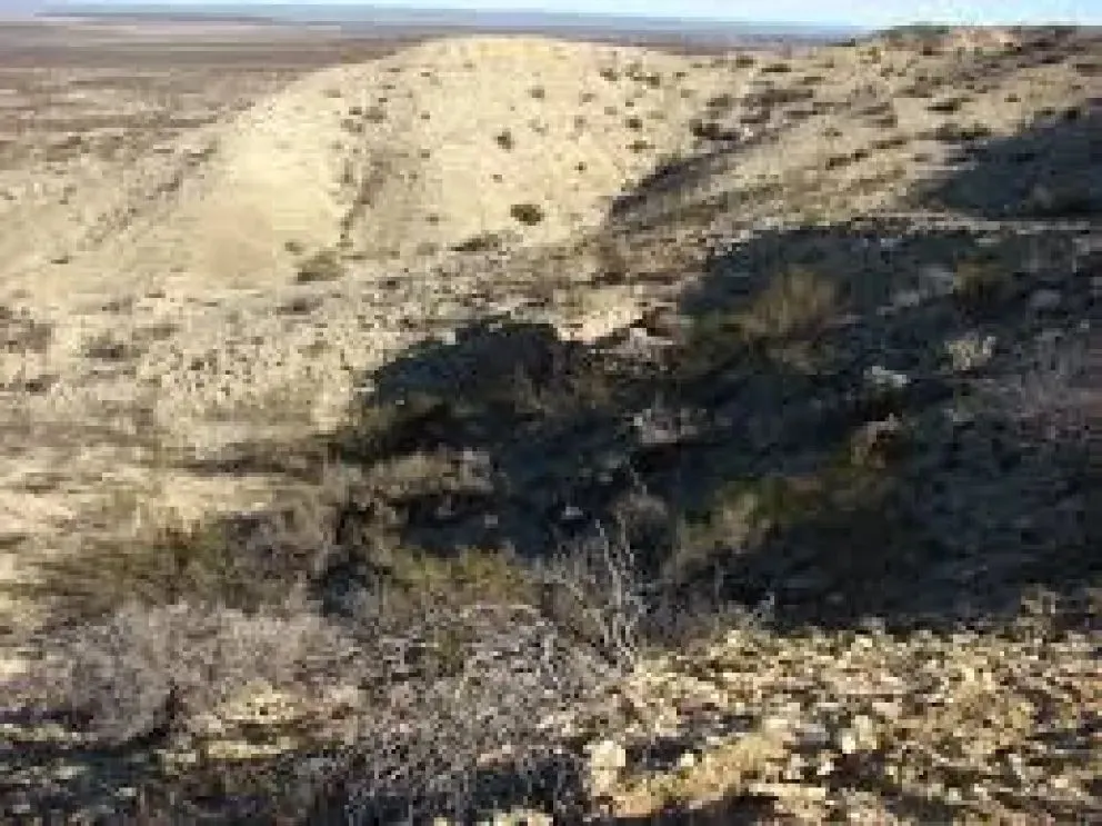 Hay un vallado que impide el paso hacia la barda donde los especialistas en explosivos identifican los cables y califican el grado de peligro que hay en el lugar.