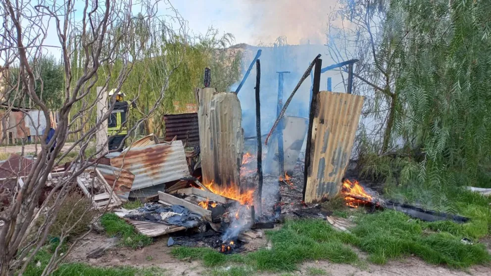 El fuego arrasó con una precaria vivienda ubicad al norte de calle Las Jarillas. 