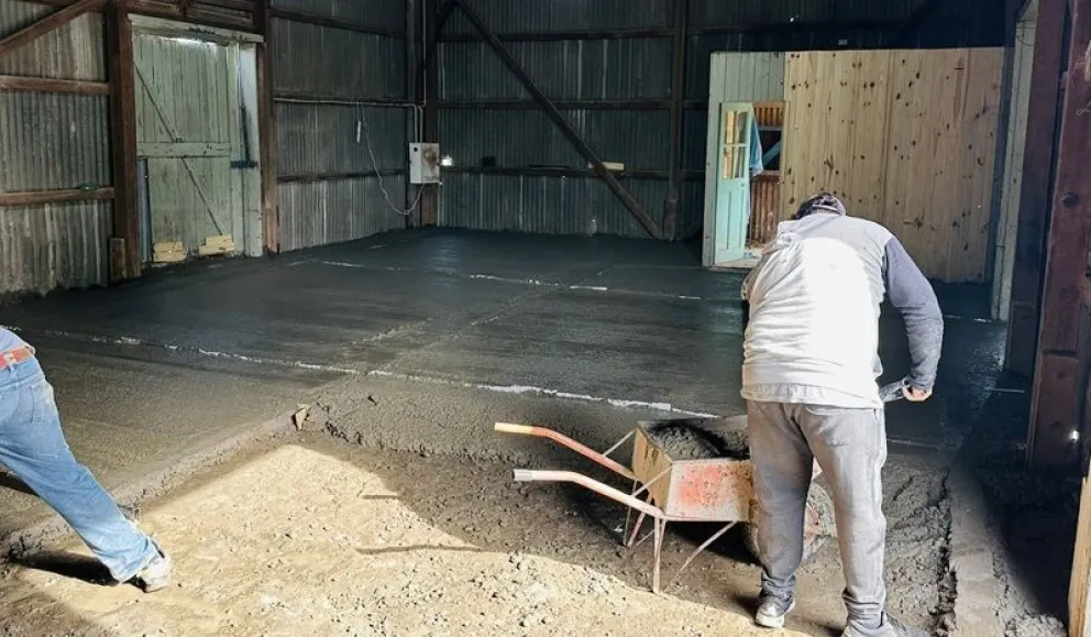 Esta semana se inició la construcción de un contrapiso en un galpón del ferrocarril. (Foto gentileza)