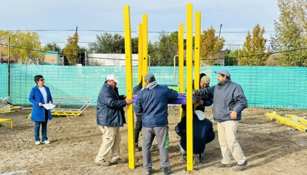 Se comenzó el trabajo de instalación de juegos infantiles. (Foto gentileza)