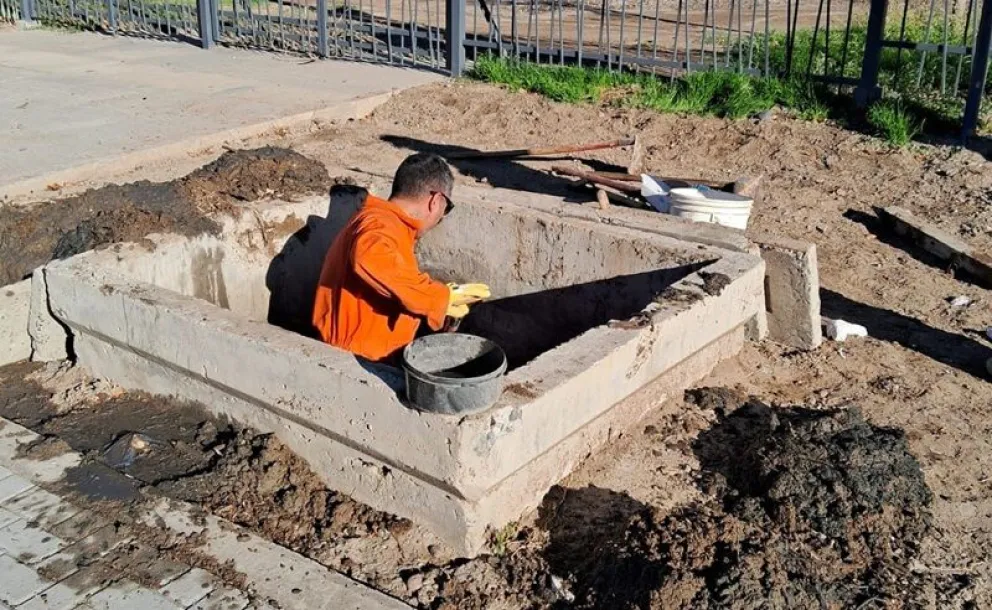 El municipio de Regina continúa con las tareas de limpieza de desagües y descargas pluviales. (Fotos gentileza)