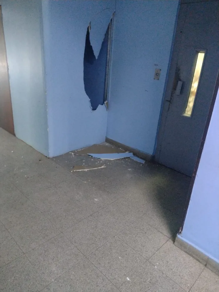 La cobarde agresión ocurrió el miércoles cuando el enfermero se disponía a tomar el ascensor en el cuarto piso. 