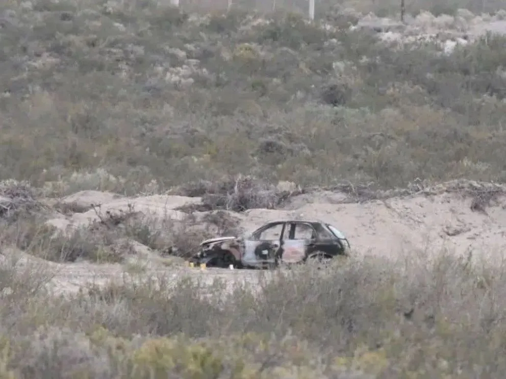 El auto incendiando es el Suzuki Fun que pertenecía a Tomás Dobra de la Canal. Foto (Gentileza).