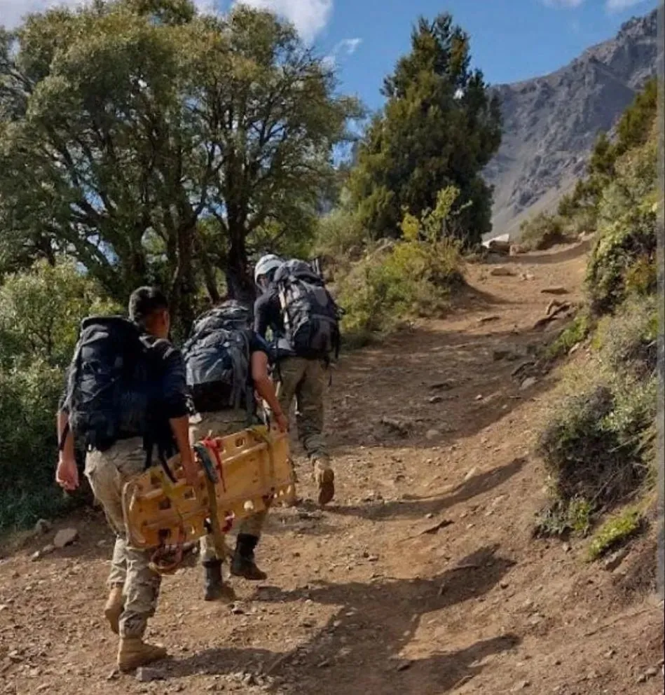 La Brigada de Montaña de El Bolsón esta encabezando la búsqueda.