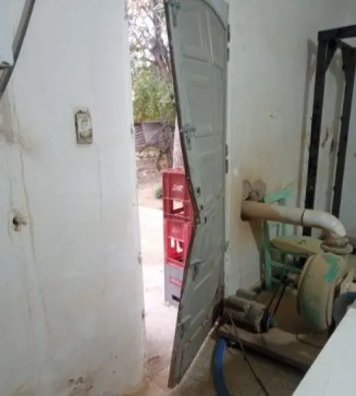 El ingreso a ambos locales se produjo tras violentar una puerta trasera. 