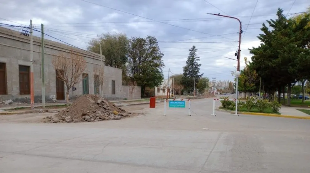 Desde hoy permanece cortado el tránsito sobre la calle 9 de Julio. (Foto gentileza)