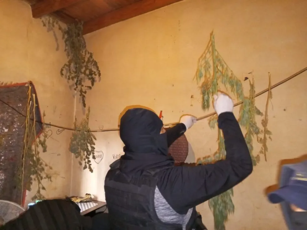 Los allanamientos se realizaron en una vivienda de barrio El Frutillar. 