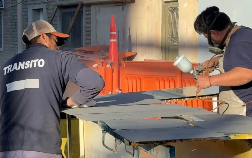 Los carteles señalizadores de calles están en etapa de restauración para ser reinstalados. (Foto gentileza)