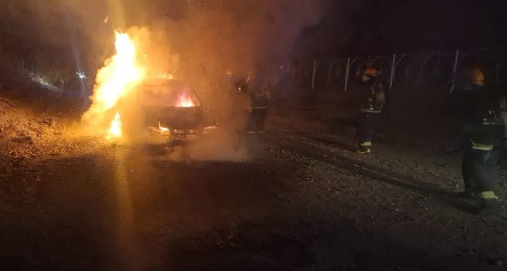 El vehículo quedó destruido por la acción del fuego. (Foto gentileza)
