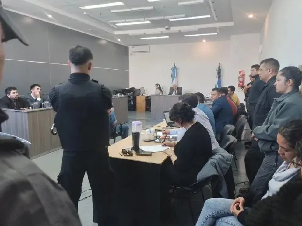 Una imagen que se repetirá a partir del lunes: los cuatro policías de la comisaría 45 durante la formulación de cargos. Foto: archivo.