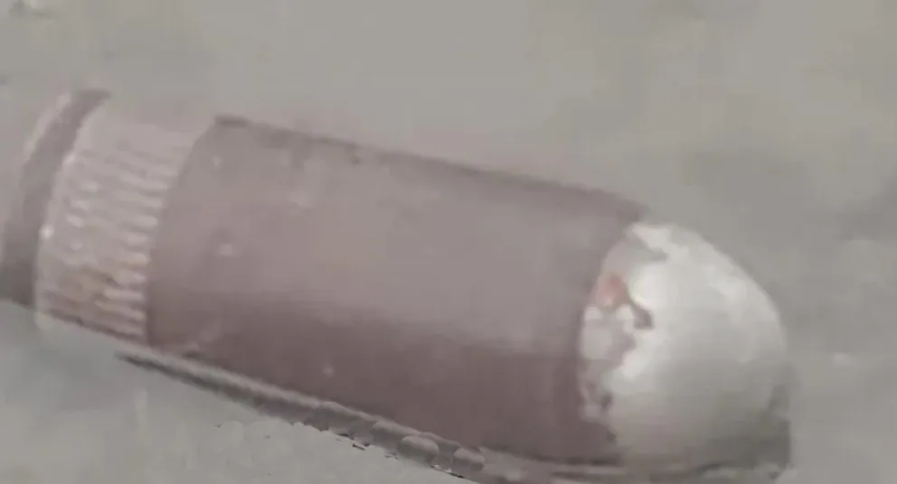 El artefacto fue observado y fotografiado por vecinos y rápidamente dieron aviso a la policía. FOTO. ANRoca