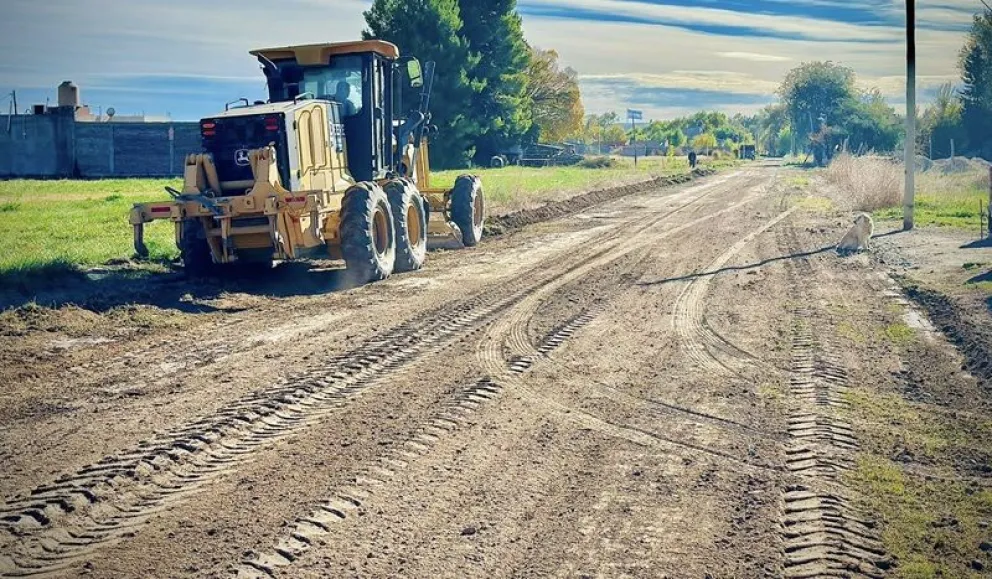 Las tareas se realizan con una máquina cedida por el municipio de Mainqué. (Foto gentileza)