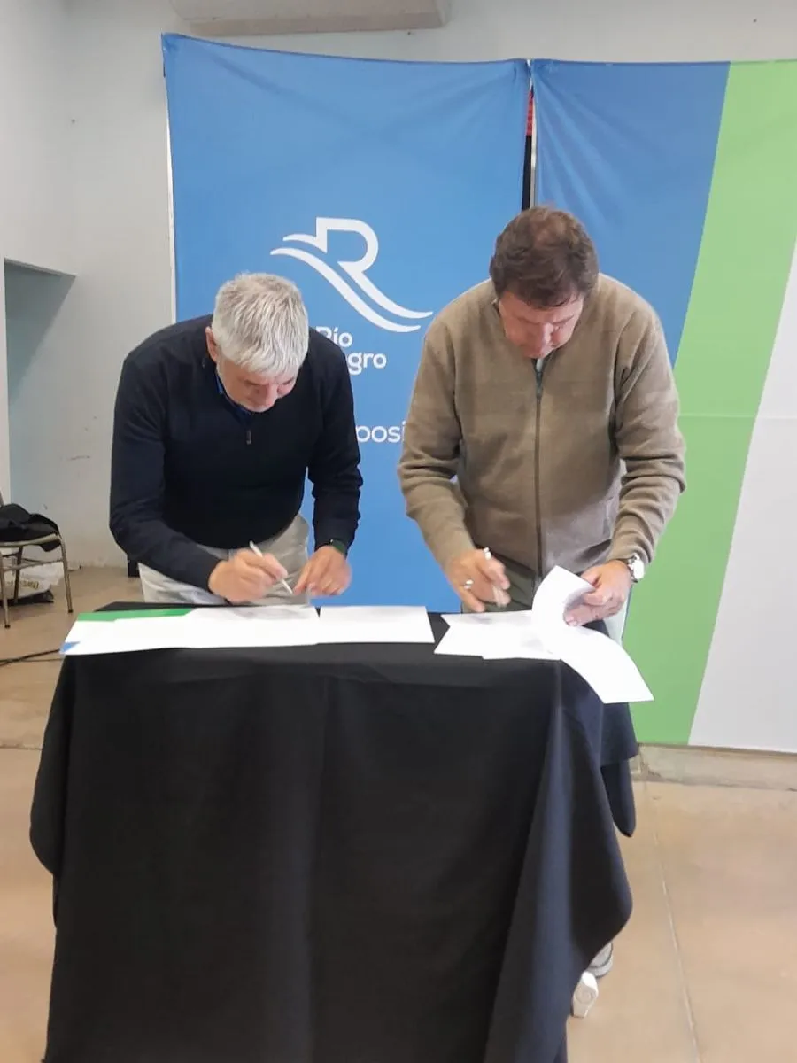 Momento de la firma del bono petrolero entre el intendente Luis Albrieu y Weretilneck. 