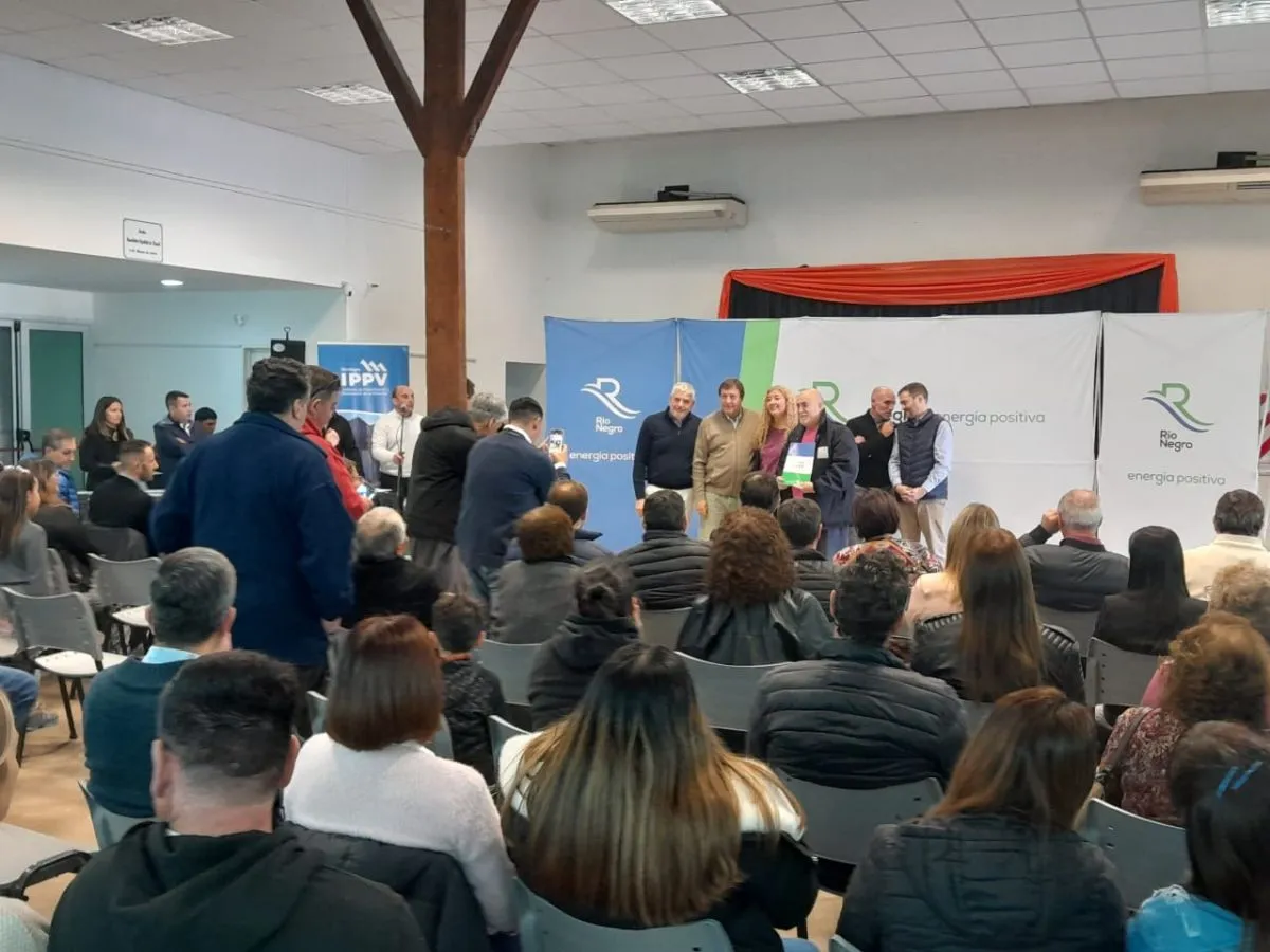 La firma y la entrega de escrituras y aportes comenz&oacute; a las 11,30.