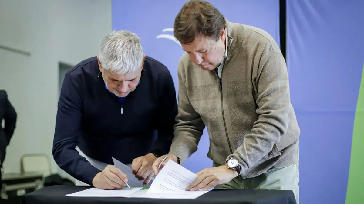 La firma del bono petrolero se realiz&oacute; ayer en el Galp&oacute;n de las Artes (Foto Gobierno RN).