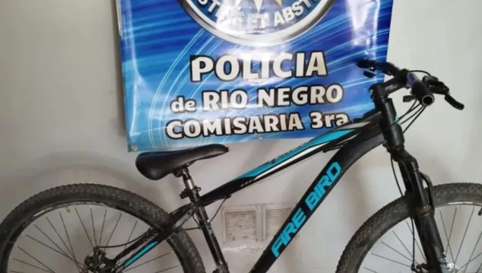 Las dos bicicletas están retenidas en la Comisaría Tercera de Roca. Fueron secuestradas en distintos procedimientos y aún no se logró ubicar a sus dueños. Foto (Gentileza ANRoca).