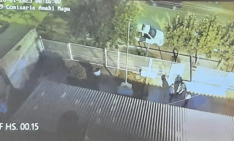 El momento dramático: 0.15 del 10 de enero de 2023. Sacan a Gatica exánime. Dos policías lo llevan tomándolo de los brazos y las piernas. Lo van a cargar en la caja de la camioneta y lo llevan al Hospital. Pero el detenido llegó sin signos vitales.