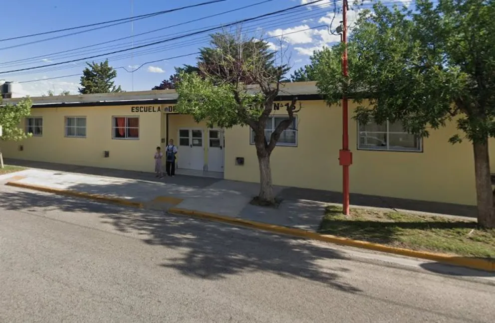 La Escuela Especial N° 16 recibió nuevos juegos que instaló el municipio de Chichinales. ( Foto archivo)