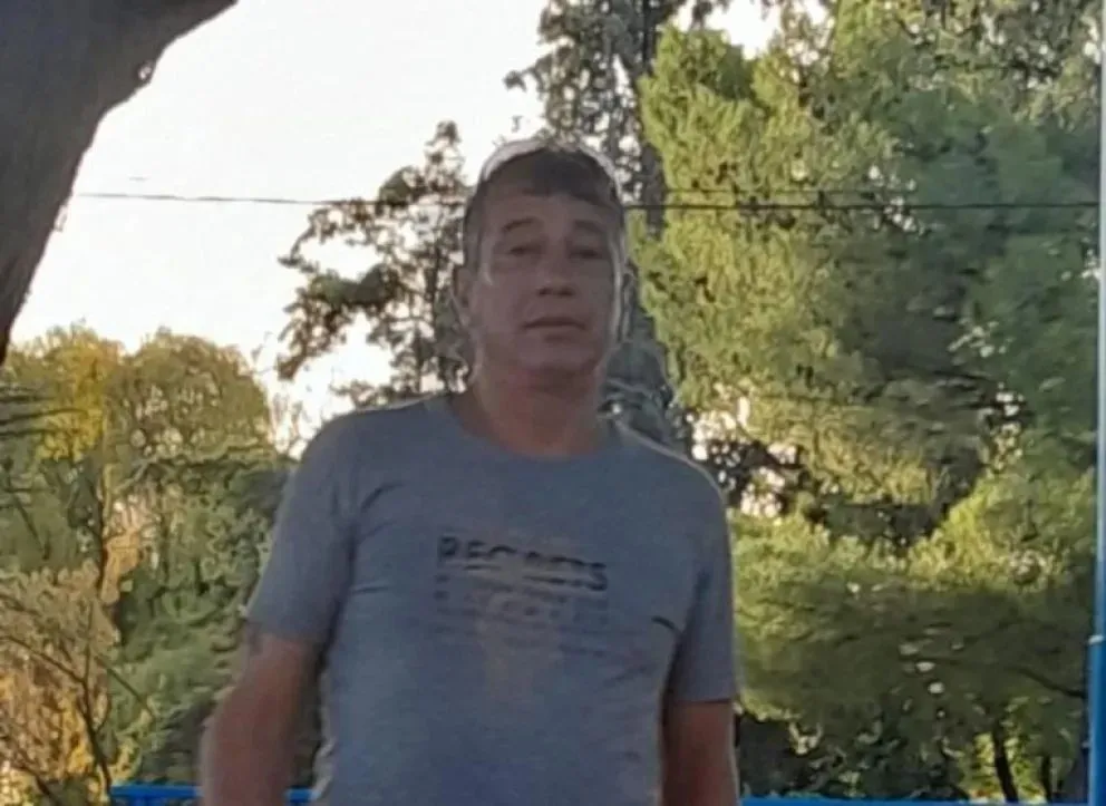 Diego tiene 47 años, varios tatuajes y su familia está muy preocupada.