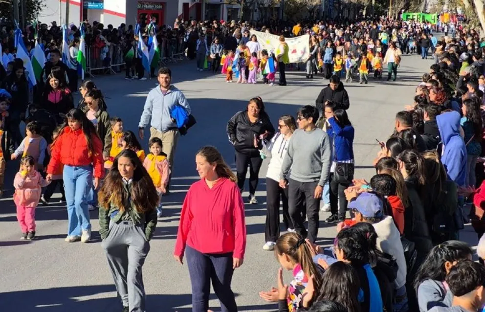 Muchas instituciones de la localidad participaron del desfile que se realizó esta tarde. (Foto LCR)