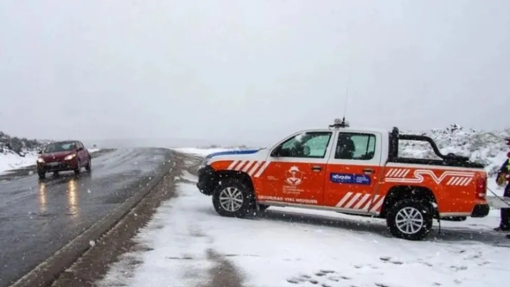 El Peugeot 206, donde viajaba la familia de Cipolletti, permanece todavía en la ruta. | Foto Defensa Civil Neuquén