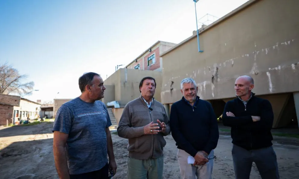 El gobernador Weretilneck junto al intendente Albrieu recorrieron obras en redes sanitarias de Regina. (Foto archivo)
