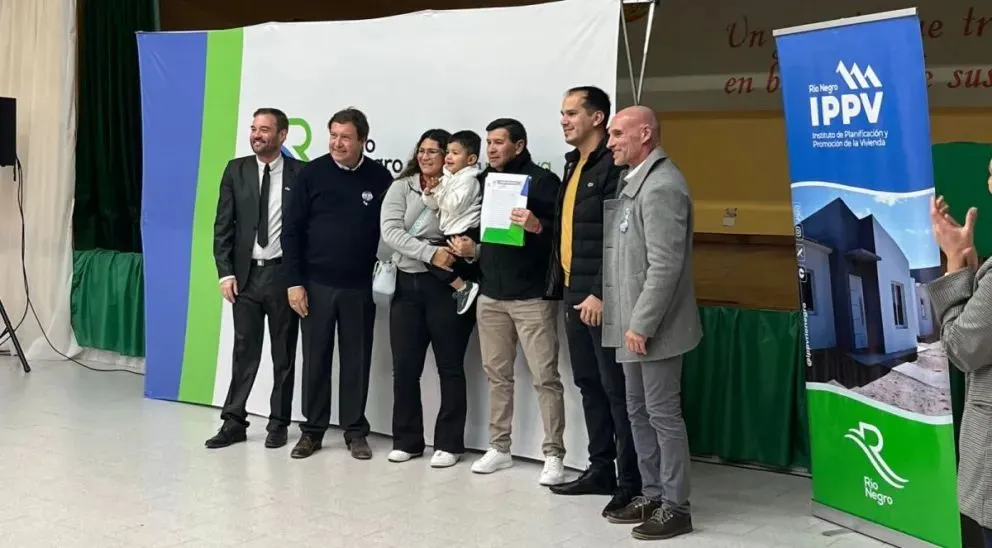 Además de la entrega de escrituras, el gobernador dejó inaugurado el gas en el barrio 11 de Noviembre.