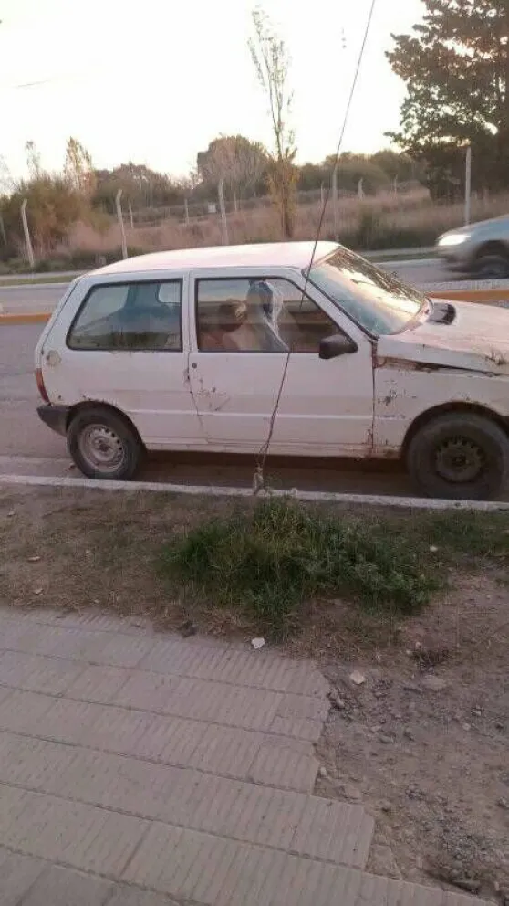 Se presume que los ladrones ingresaron por la puerta del acompañante ya que no tenía seguro (foto gentileza).