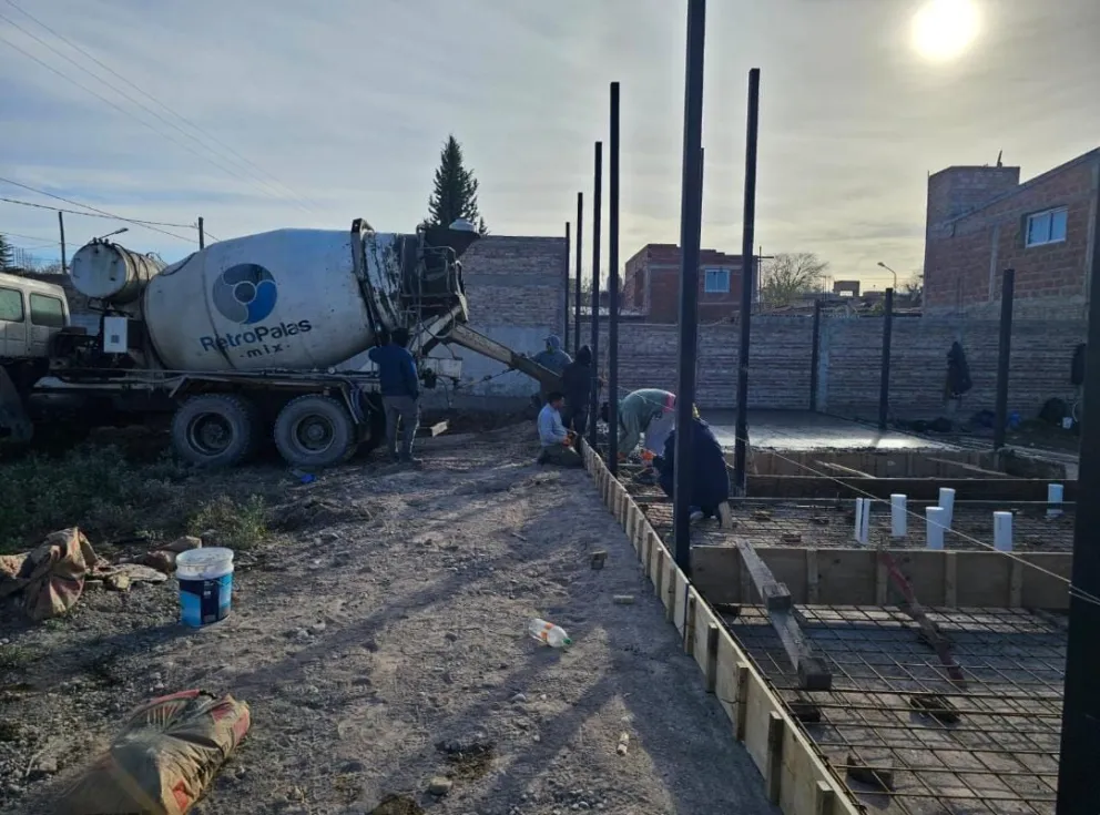 Hoy comenzó la construcción de las bases del futuro taller de reciclado. (Foto gentileza)