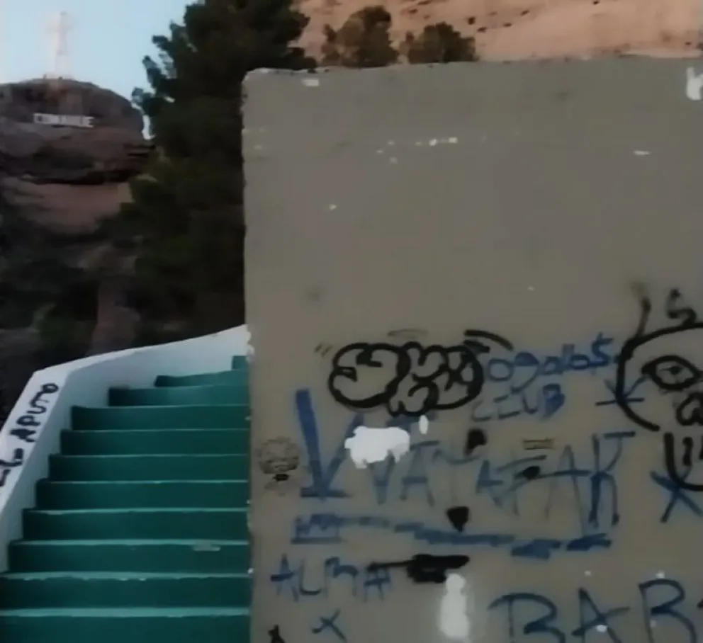 Las paredes del escenario del anfiteatro fueron nuevamente vandalizados. (Foto Gentileza)