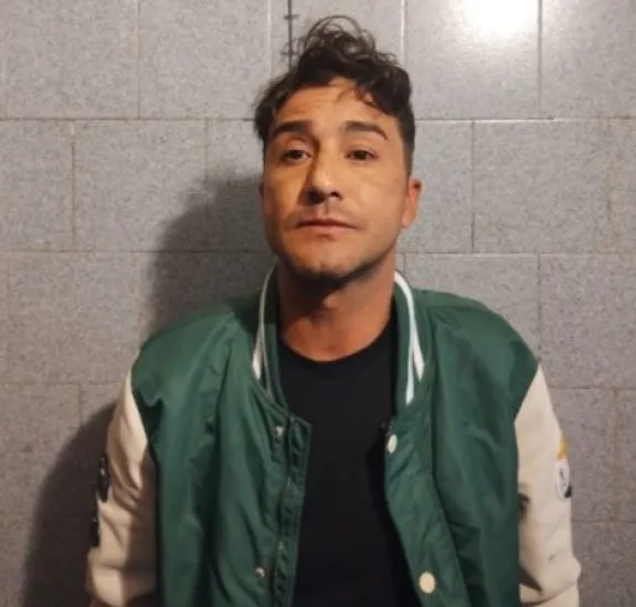 En la audiencia judicial brind&oacute; una identidad falsa. Antes de la fuga, ya hab&iacute;a intentado escapar.