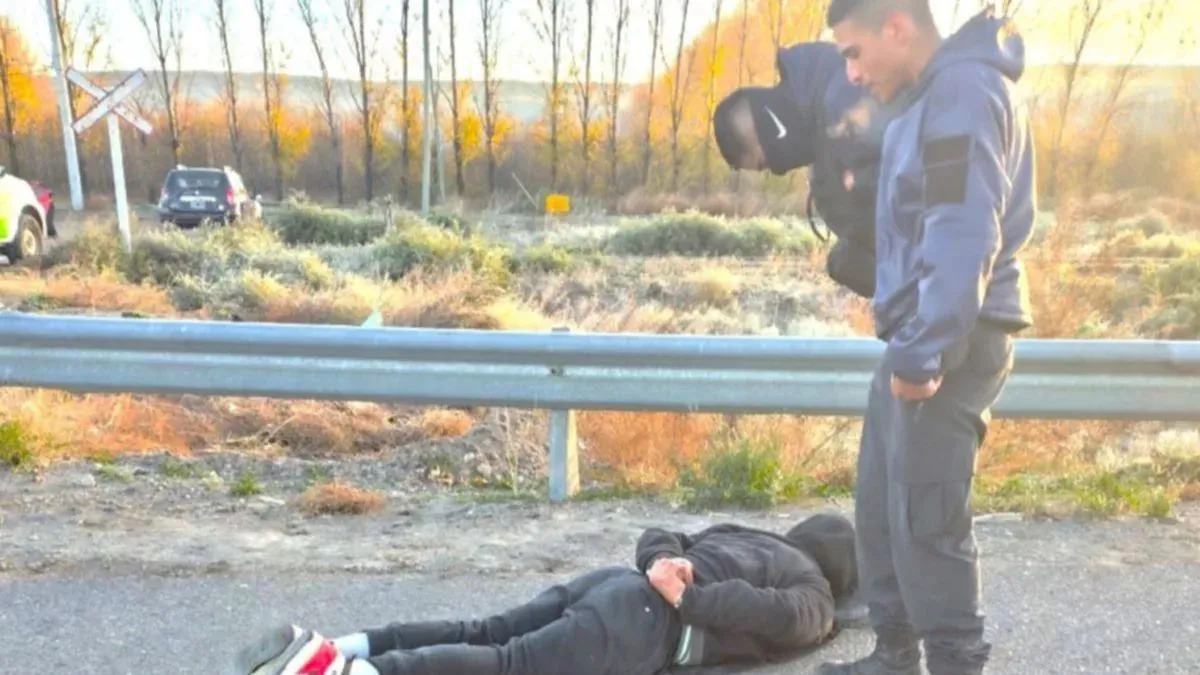 Cerca de las 8,30 fue recapturado sobre Ruta 22 cuando iba caminando con direcci&oacute;n a Godoy (foto gentileza).