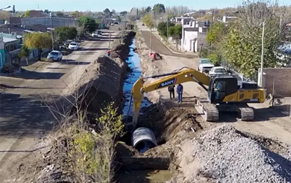 Esta semana comenzó el trabajo de entubado del desagüe paralelo a la calle Antártida. (Foto gentileza)