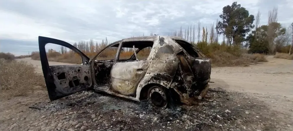 El auto tiene patente JBH 447 y está en el canal grande y calle Cacique Catriel. Foto: Somos el Valle