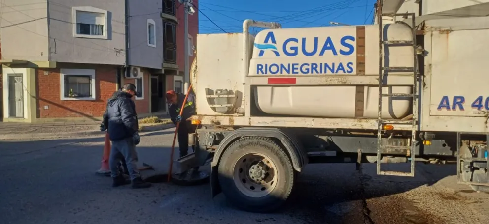 Esta mañana un camión desobstructor trabaja en distintos sectores de la zona. 