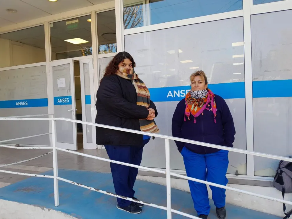 Soledad Velásquez y Angelina Salazar optaron en permanecer en la vereda para no dejar su puesto laboral.