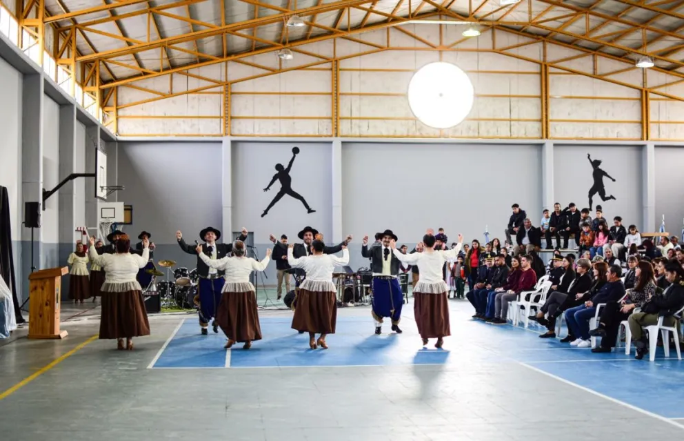 El ritmo y la identidad de Chichinales se hicieron sentir con la presentación de cuatro agrupaciones que llenaron de vida el Polideportivo Municipal. (Foto: Celeste Cerezuela - LCR)