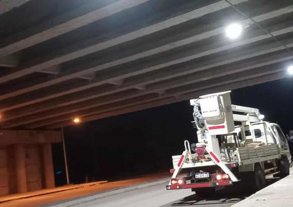 Desde esta semana la mejora en la iluminación está en funcionamiento en el acceso este a Mainqué. (Foto gentileza)